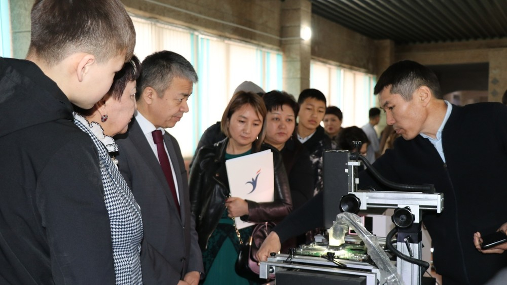 Бизде жогорку билимдүүлөр көп, бирок негизги тейлөөчү кызматкерлерге муктажбыз, - министрдин орун басары