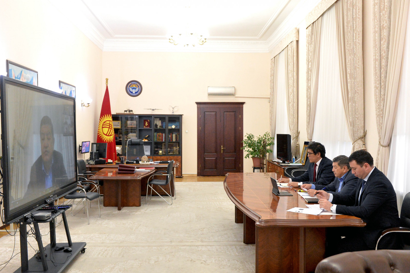 Минкаб башчысы Акылбек Жапаров инвестиция тартуу боюнча бир катар эл аралык сүйлөшүүлөрдү жүргүздү Минкаб башчысы Акылбек Жапаров инвестиция тартуу боюнча бир катар эл аралык сүйлөшүүлөрдү жүргүздү